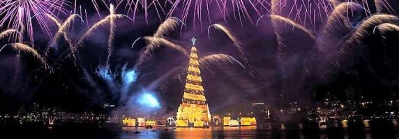 El mayor árbol flotante de Navidad mide 85 metros